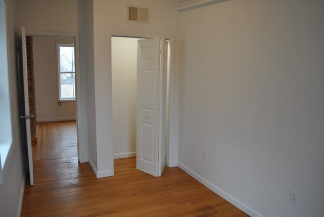 Building Photo - 33 Hone St