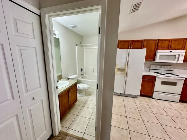 Building Photo - 2 Bedroom + Den, 2 Bath Duplex!