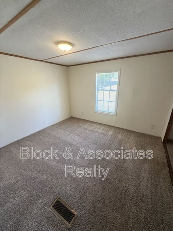 Building Photo - 3568 Old Cedar Falls Rd
