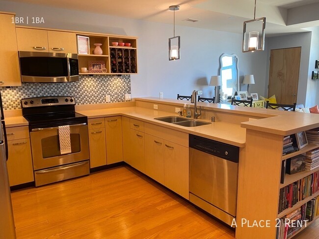 Building Photo - Amazing 1 Bed, 1 Bath 3 blocks from the Ma...