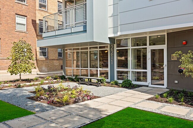 Foto del edificio - 2211 Maple Ave