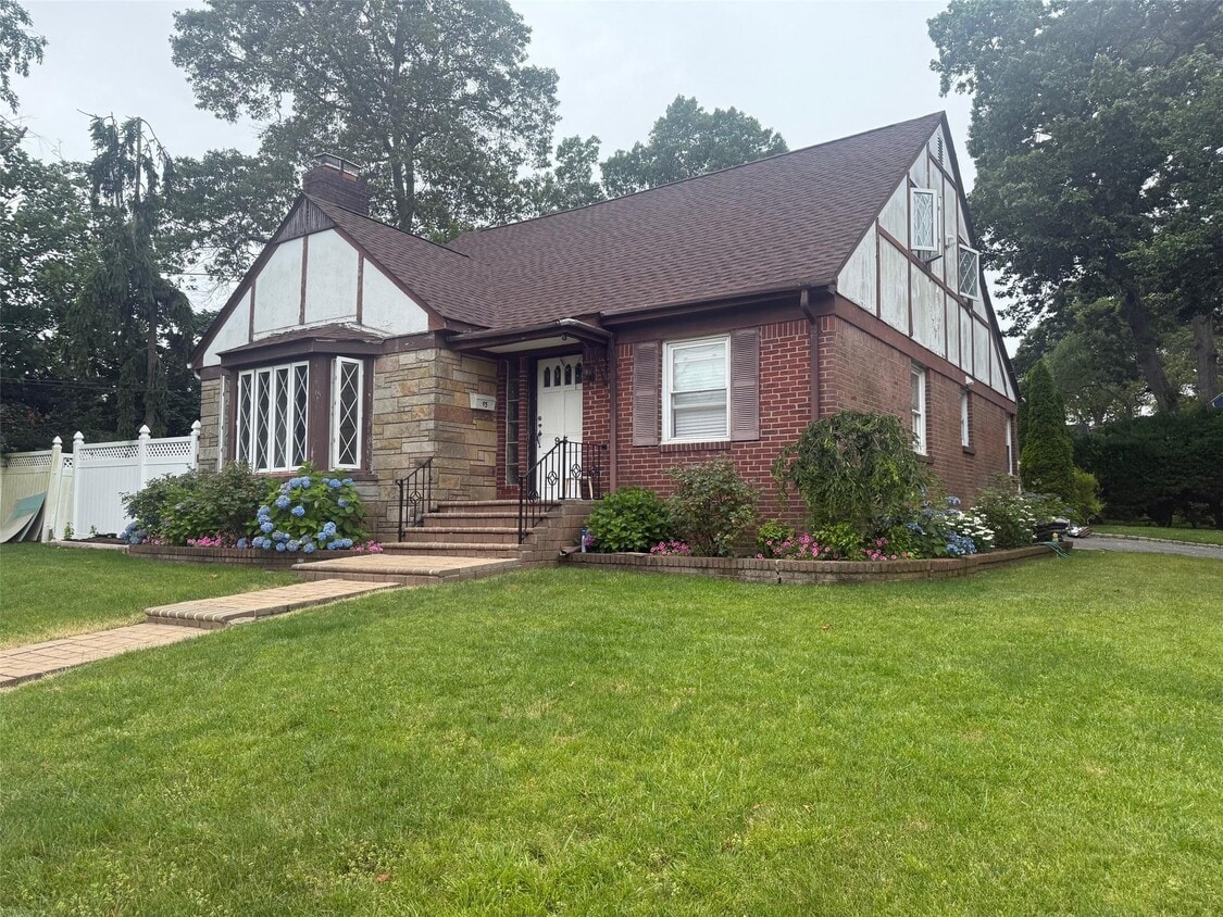 Building Photo - 95 E Shore Dr