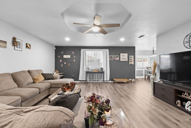 Foto del edificio - Beautiful home in available June 1st