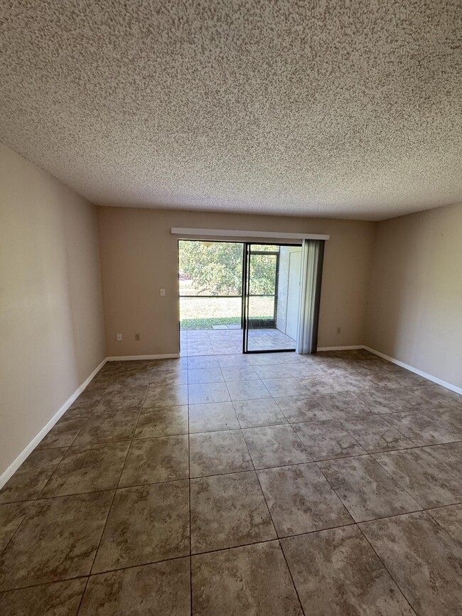 Foto del edificio - 1403 Lakeview Dr E