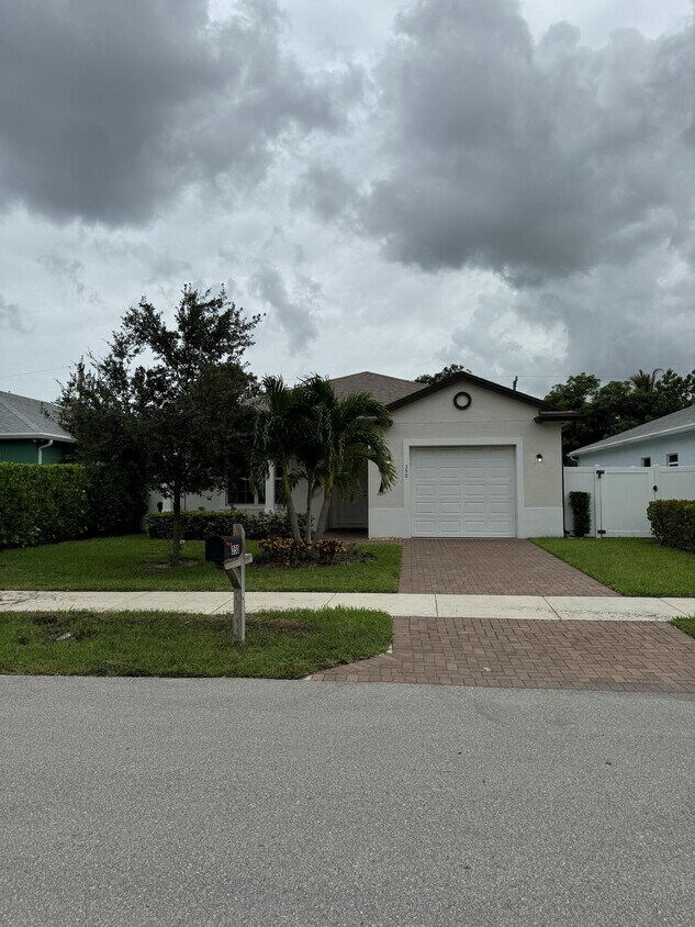 Primary Photo - 1031 Mango Dr