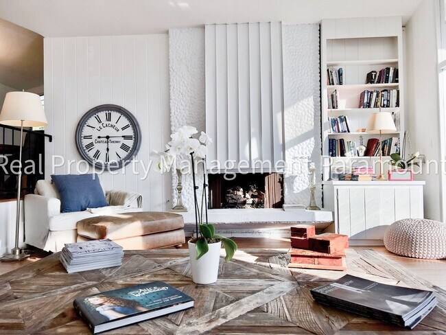 Building Photo - Furnished Brentwood Hills Retreat with Tim...