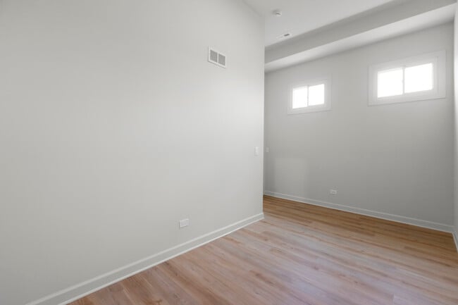 Building Photo - 3122 N California Ave