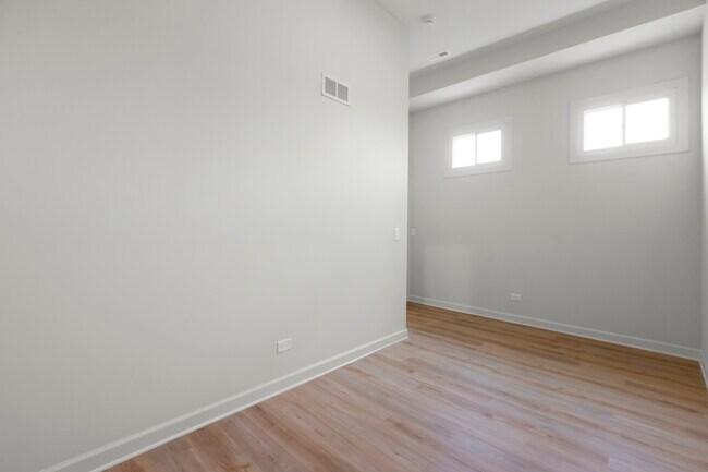 Foto del edificio - 3122 N California Ave