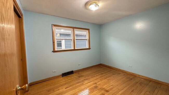 Building Photo - 4819 W Winnemac Ave