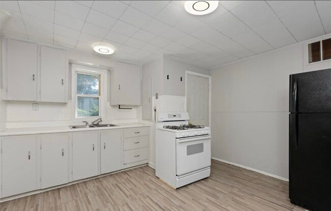 Kitchen - 11019 Lozier Ave