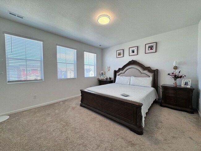Building Photo - Gorgeous home with beautiful views!