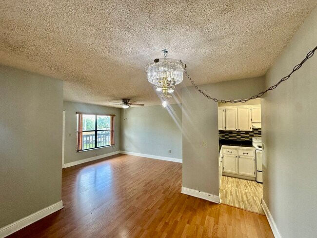 Foto del edificio - 2570 W 67th Pl