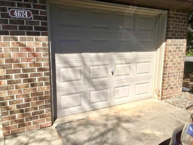 Building Photo - 4674 Lenore Ln