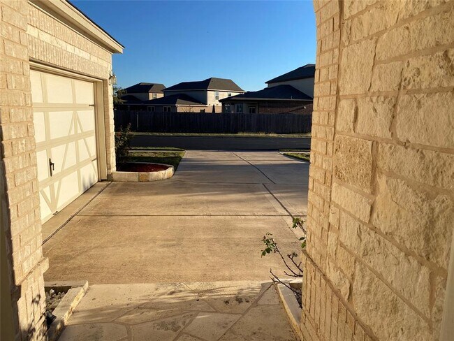 Building Photo - 18404 Star Gazer Way