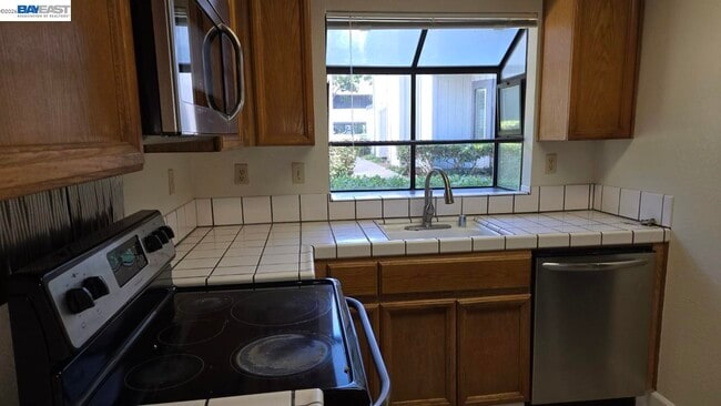 Foto del edificio - 6125 Thornton Ave