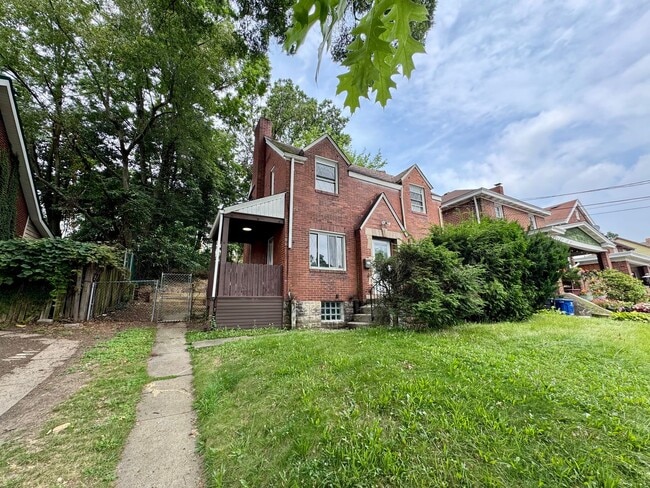 Building Photo - Adorable 2 Bed 1 Bath Home in Brookline W/dedicated office/library space!