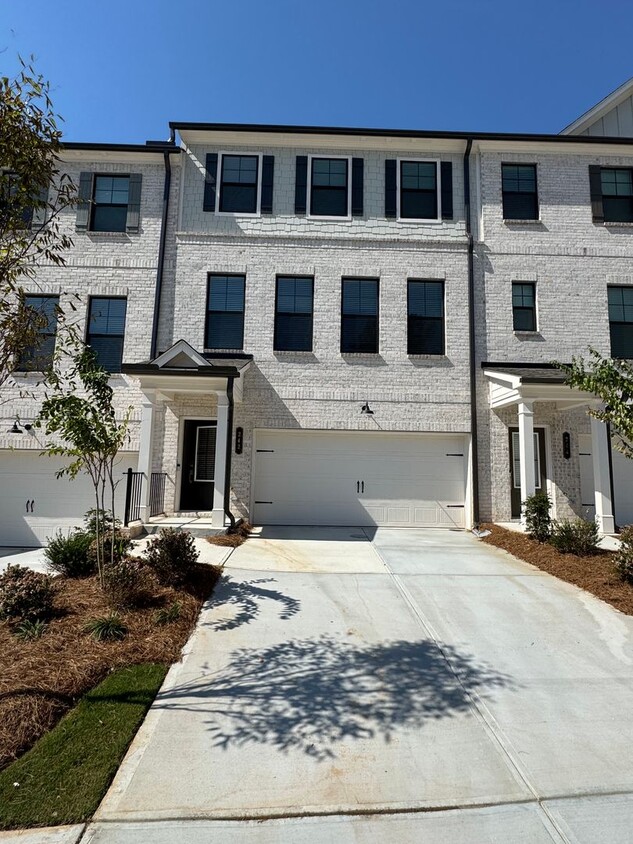 Foto principal - Beautiful 3 Bedroom 3.5 Bath Townhome in L...