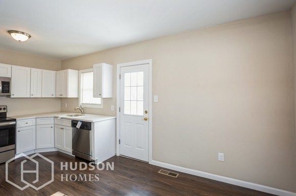 Building Photo - 46 Rockledge Dr