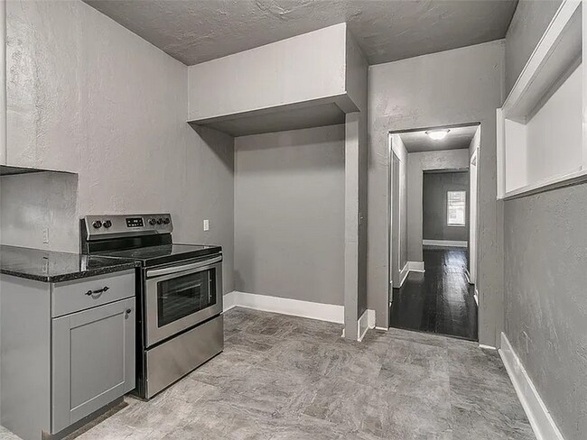 Building Photo - N. McKinley Ave - Triplex