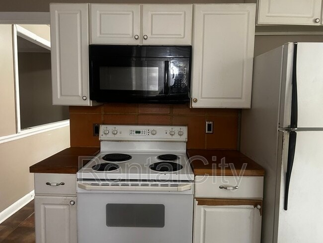 Building Photo - 30 Robin Hood Ln