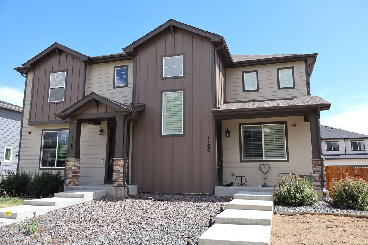 Primary Photo - Stunning 3 Bedroom Townhouse