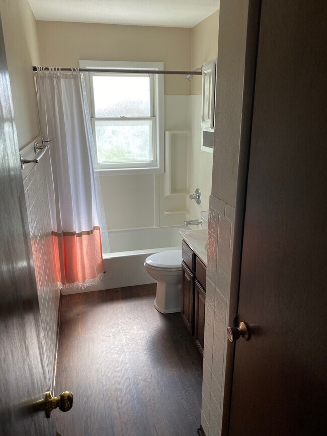 Baño de la planta superior - 1309 Sw Lynn Dr.