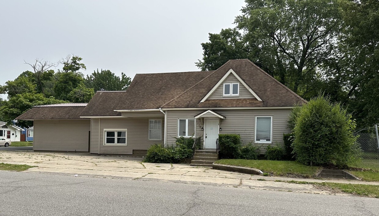 Foto principal - 4 bed 1 bath South Bend - ACCEPTING SECTION 8