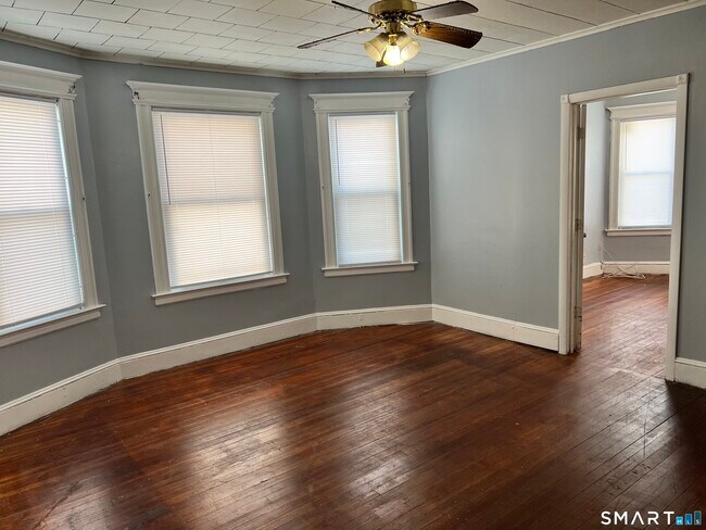 Foto del edificio - 62 Rowe Ave