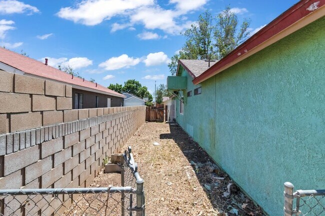 Foto del edificio - 2539 Garnet Ln