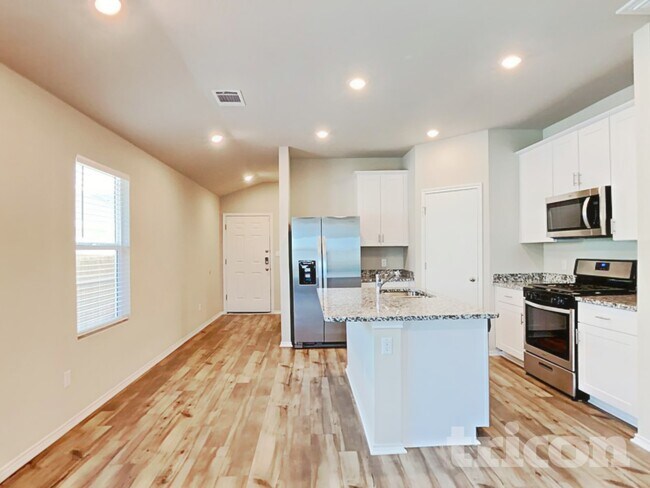 Building Photo - 5300 Saddle Clb Dr