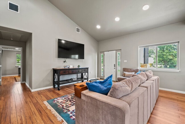 Foto del edificio - 1736 W Live Oak St