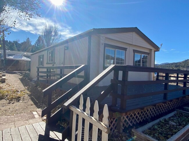 Building Photo - Charming 2 Bedroom in LOW