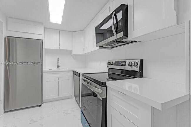 Building Photo - 905 Brickell Bay Dr