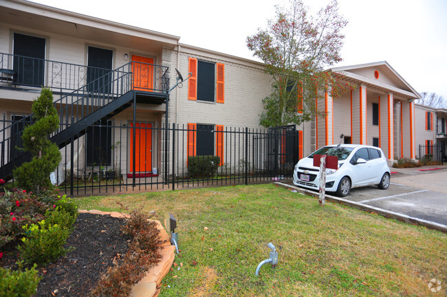 Exterior - Weston Oaks Apartments