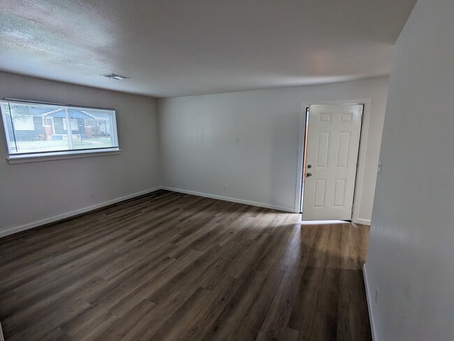 Building Photo - 1006 S Saint Louis Ave