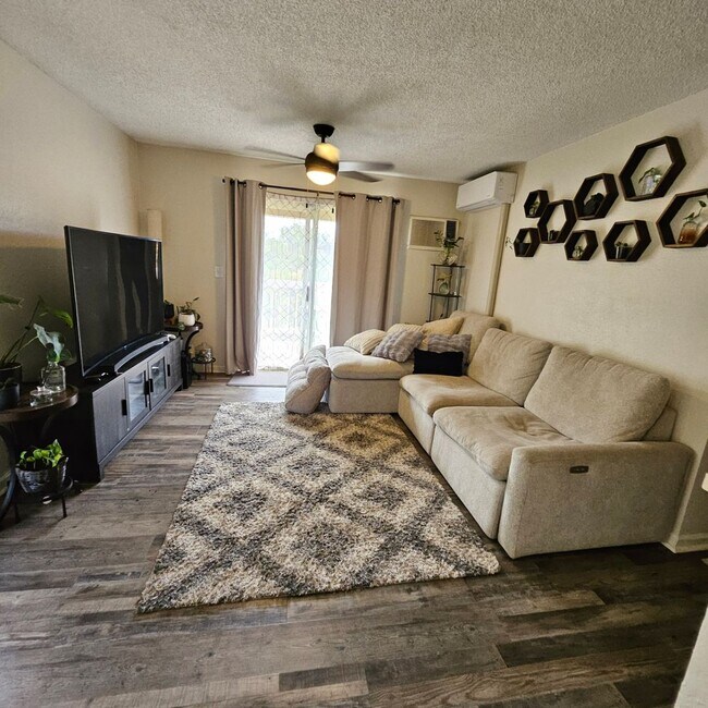 Foto del edificio - Pet Friendly Upstairs 2/1.5-bedroom North ...