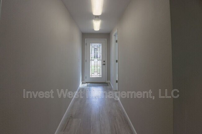Building Photo - 115 S 3rd Ave