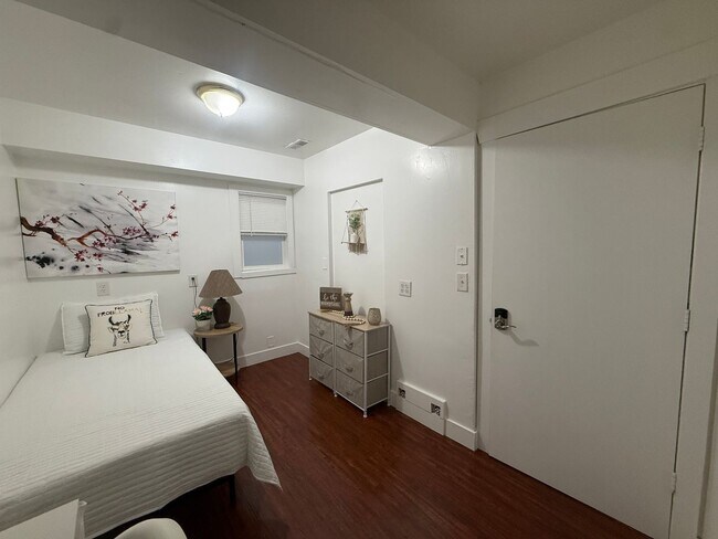 Foto del edificio - Affordable Private Girl room Downtown - Top Floor and Furnished