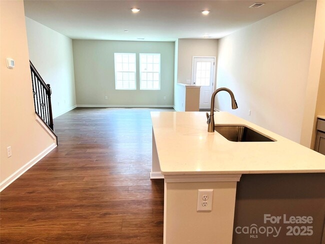 Foto del edificio - 15753 Country House St