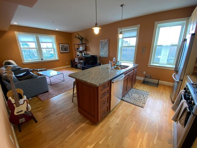 Building Photo - 2B/2B Condo in Desirable Wooster Square Ne...