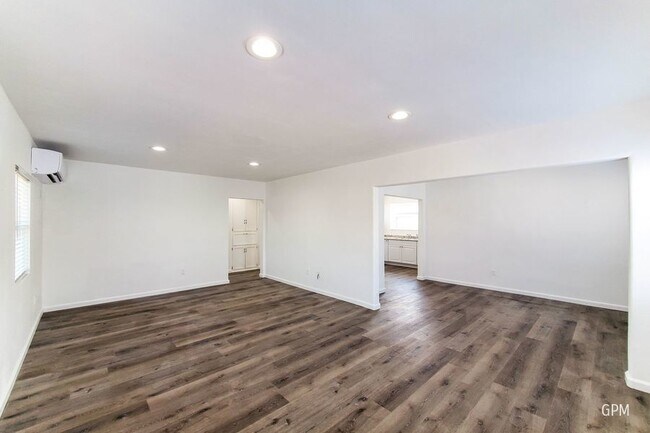 Building Photo - Newly Remodeled 2BR with Private Deck!