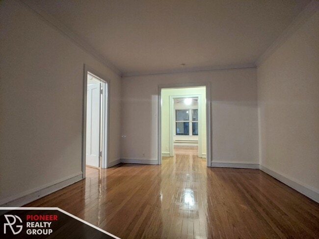 Building Photo - 1129 W Oakdale Ave