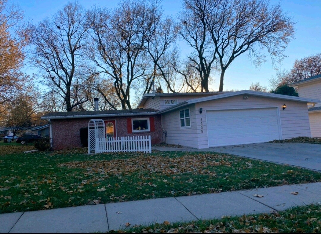 Primary Photo - 7235 York Ln