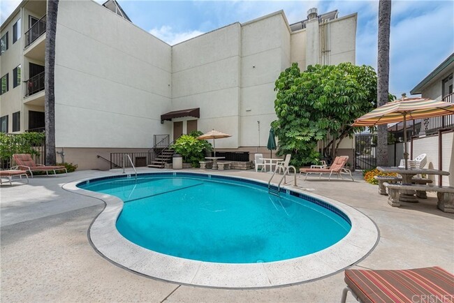 Sunny and secluded pool - 12801 Moorpark St