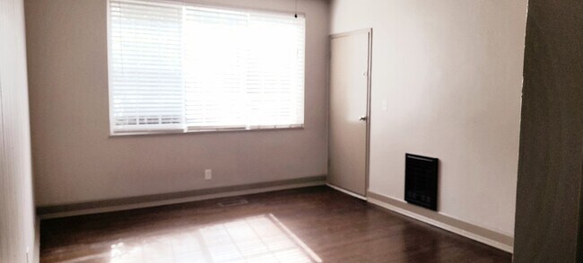 Foto del edificio - 1205 W 50th St
