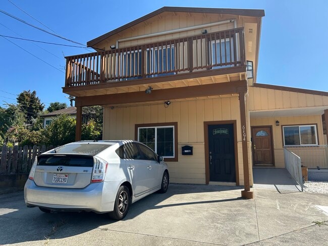 Building Photo - 6104 Bernhard Ave