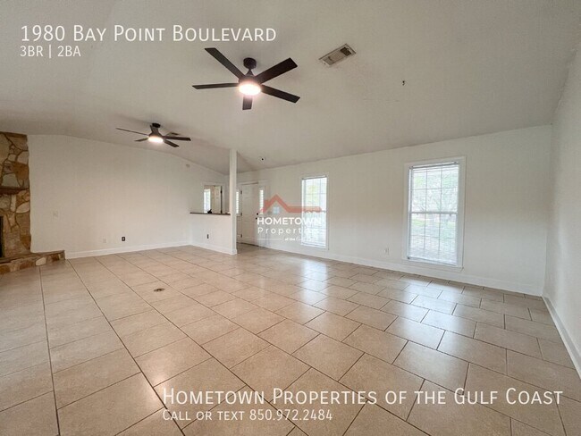 Foto del edificio - Charming Three Bedroom Home with Bay Views