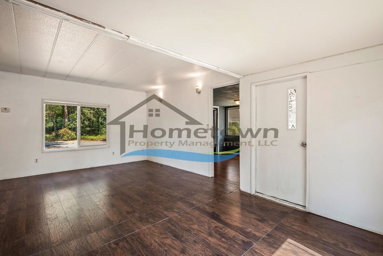 Primary Photo - 2 Bedroom 1 Bath Home Available in Sagle's...
