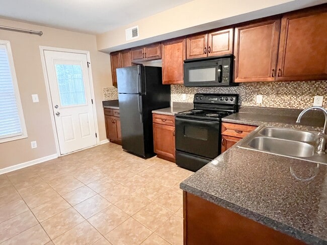 Building Photo - 2 Bedroom 1.5 Bath Townhome