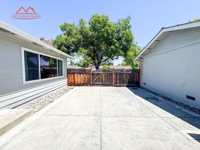 Building Photo - 1535 Albatross Dr
